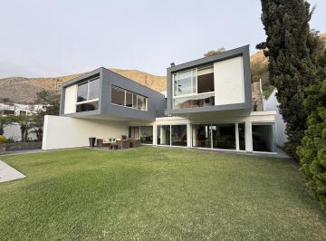 Casa · 711m² · 4 Dormitorios · 4 Estacionamientos · La Molina, La Planicie Moderna Casa en Venta con Linda Vista Al Golf