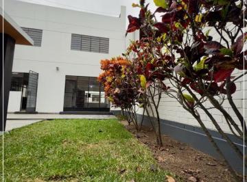 Casa · 220m² · 3 Dormitorios · 2 Estacionamientos · ¡Gran Oportunidad! Casa en Esquina en Chorrillos | Parám Para 5 Pisos Rdm