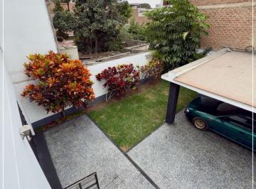Casa · 220m² · 3 Dormitorios · 2 Estacionamientos · Vendo Casa en Esquina - Amplios Ambientes en Chorrillos