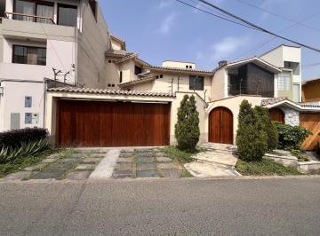 Casa · 205m² · 5 Dormitorios · 2 Estacionamientos · Hermosa Casa Iluminada de 3 Pisos