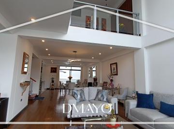Casa · 425m² · 4 Dormitorios · 4 Estacionamientos · Casa en Venta en Santa María con Gran Terraza y Estacionamiento Para Cuatro Autos