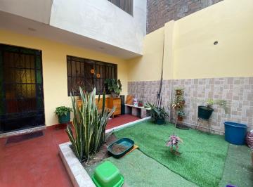 Casa de 5 habitaciones, Lima · Casa de 3 Pisos con 5 Departamentos Independientes en Venta en El Agustino