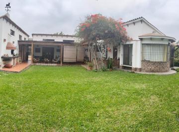 Casa · 244m² · 4 Dormitorios · 4 Estacionamientos · Casa de Campo en Venta