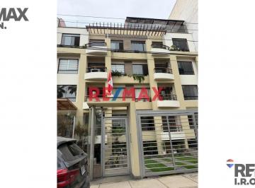 Departamento · 189m² · 4 Dormitorios · 2 Estacionamientos · Departamento Duplex en Surco con Excelente Ubicación y en Zona Comercial Frente a Parque