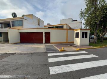 Casa · 200m² · 2 Estacionamientos · Vendo Casa con Jardín Interior en San Isidro