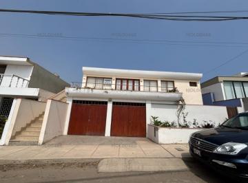Casa · 183m² · 3 Dormitorios · 2 Estacionamientos · Casa en Venta en Ancon