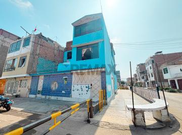 Casa · 343m² · 12 Dormitorios · 2 Estacionamientos · Venta de Casa 3 Pisos Esquina en Comas