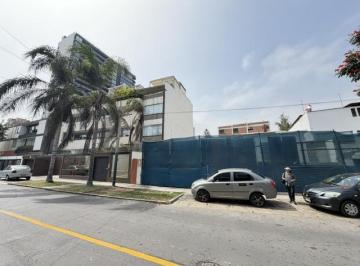 Casa · 650m² · 4 Dormitorios · 6 Estacionamientos · Casa Como Terreno en Venta en San Isidro