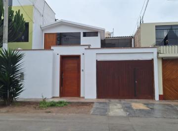 Casa · 150m² · 5 Dormitorios · 2 Estacionamientos · Amplia Casa en Alquiler Cedros Chorrillos