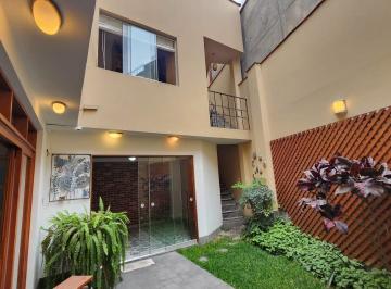 Casa · 205m² · 3 Dormitorios · 2 Estacionamientos · Casa en Venta en Miraflores – 270 m² de Terreno | 3 Pisos | Cerca de Parques