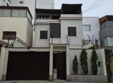Casa · 330m² · 4 Dormitorios · 2 Estacionamientos · Vendo Casa en San Isidro, Cerca Al Country Club
