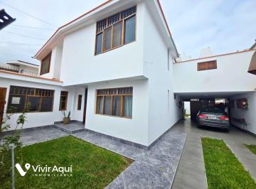 Casa de 5 habitaciones, Trujillo · Casa en Venta en Palmeras del Golf | 326.50 m² de Terreno | Us$690,000