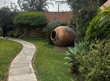 Casa de 3 habitaciones, Lima · La Molina - Urb. Camacho. Venta de Amplia Casa con Piscina de 1,000 m