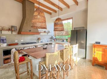 Casa de campo · 213m² · 4 Dormitorios · 6 Estacionamientos · Se Vende Casa de Campo de 1,000 m² con Piscina en Condominio Cerrado - San Vicente de Cañete