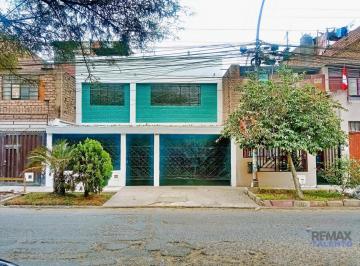 Casa · 190m² · 3 Dormitorios · 1 Estacionamiento · Casa de Dos Pisos con Cochera en Los Olivos