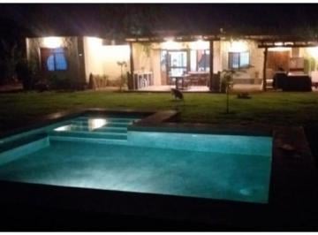Casa · 2000m² · 3 Dormitorios · 5 Estacionamientos · Venta - Casa de Campo en Chincha en Condominio Privado 2,000 m² - Piscina - Parrilla - 5 Estac