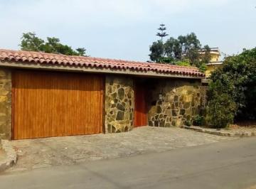 Casa · 173m² · 2 Dormitorios · 4 Estacionamientos · Vendo Casa Como Terreno - El Sol de La Molina