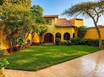 Casa · 482m² · 4 Dormitorios · 4 Estacionamientos · Venta Casa Esquinera 482 m² Frente a Parque/4 Hb