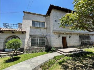 Casa · 1200m² · 5 Dormitorios · 2 Estacionamientos · Casa Ubicada Estrategicamente en El Centro de Arequipa