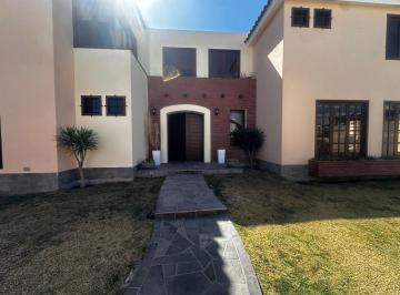 Casa · 333m² · 2 Dormitorios · 2 Estacionamientos · Casa de Lujo Quinta Siena