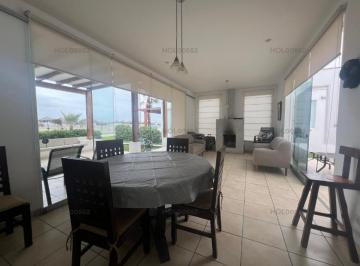 Casa de playa · 214m² · 6 Dormitorios · 2 Estacionamientos · Vendo en Playa Las Gramas - Ecelente Casa Frente Al Mar