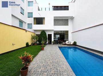 Casa · 335m² · 6 Dormitorios · 2 Estacionamientos · Linda y Amplia Casa de Playa. Excelente Ubicación