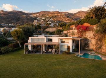Casa · 2000m² · 5 Dormitorios · 6 Estacionamientos · Moderna Casa en Venta en Casuarinas con Linda Vista a La Ciudad