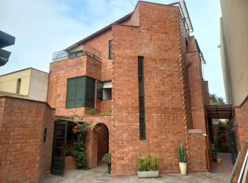 Casa · 240m² · 5 Dormitorios · 2 Estacionamientos · Casa en Alquiler Santiago de Surco Cerca a Benavides, Zona Batallones