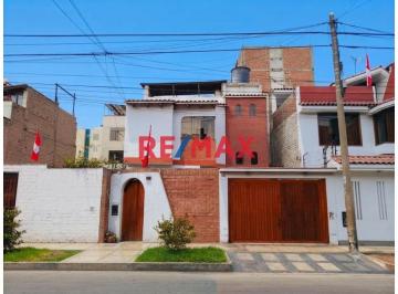 Casa de 6 habitaciones, Lima · Casa en Venta de 233 m² en Urb. Mayorazgo, Ate
