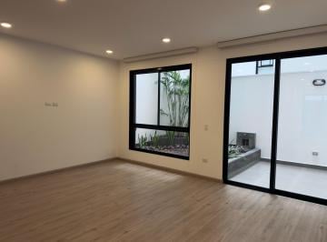 Sala-comedor y jardín derecho · 1 Dorm. con Dos Jardines Privados | Casi 100 m² | Miraflores, Santa Cruz