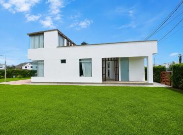 Casa · 150m² · 3 Dormitorios · 6 Estacionamientos · Alquiler de Casa de Playa ¡Vive Frente Al Mar Sin Alejarte de La Ciudad en Condominio Solimar!