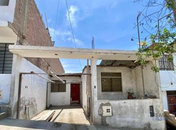 Casa · 90m² · 3 Dormitorios · 1 Estacionamiento · Casa Como Terreno en Villa El Salvador
