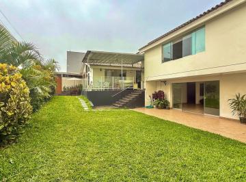 Casa · 620m² · 6 Dormitorios · 2 Estacionamientos · Venta - Casa de Esquina en La Molina con Jardín, 6 Dorm., 2 Flats Independientes