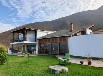 Casa · 480m² · 2 Dormitorios · 4 Estacionamientos · Hermosa Casa Rodeada de Jardines en Pachacamac