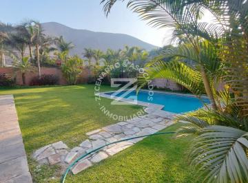 Casa · 1600m² · 6 Estacionamientos · Se Vende Bella Casa de 1,600 m² de Terreno en La Primera Etapa del Sol de La Molina