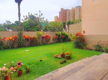 Casa · 388m² · 6 Dormitorios · 4 Estacionamientos · Casa con Amplio Jardín en San Isidro