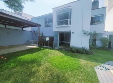 Casa · 219m² · 2 Estacionamientos · Casa en Calle Cerrada con Piscina