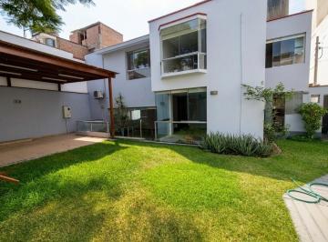 Casa · 219m² · 2 Estacionamientos · Casa en Calle Cerrada con Piscina