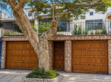 Casa · 240m² · 2 Estacionamientos · Se Vende Amplia Casa de 3 Pisos en Tranquila Zona de Surco - La Castellana