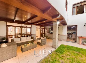 Casa · 327m² · 4 Dormitorios · 3 Estacionamientos · Venta Casa con Terraza Frente a Parque