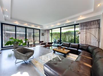 Casa · 530m² · 5 Dormitorios · 2 Estacionamientos · Excepcional Casa de Campo de Lujo - La Quebrada