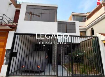 Casa · 90m² · 4 Dormitorios · 1 Estacionamiento · Departamento en Santiago de Surco