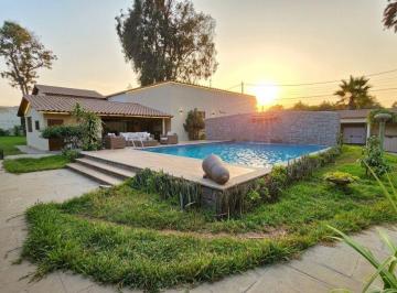 Casa de campo de 4 habitaciones, Lima · Casa de Campo con Potencial Mixto en Chosica: Sol Permanente, Piscina, Almacén y Gestión Administrat