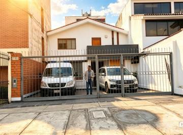 Oficina comercial · 125m² · 3 Dormitorios · 3 Estacionamientos · Casa Para Oficina / Consultorio en Alquiler Santiago de Surco - Propiedad Independiente + Cocheras