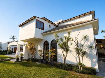 Casa · 559m² · 3 Dormitorios · 3 Estacionamientos · Vendo Impresionante Casa de 757 m², en La Exclusiva Urb. El Sauce de La Rinconada del Lago