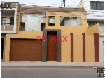Casa · 237m² · 5 Dormitorios · 2 Estacionamientos · Espaciosa Casa + Azotea en Alquiler en San Miguel