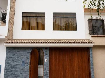 Casa de 8 habitaciones, Lima · Vendo Casa de 8 Habitaciones en Surco/ A. Olivera.