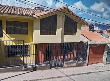 Casa de 7 habitaciones, Cusco · Area Total 298 m², Venta de Inmueble de 3 Niveles en Zona Turística