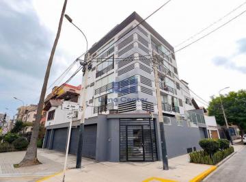 Departamento · 125m² · 3 Dormitorios · 1 Estacionamiento · Vendo Duplex de 125 m² 3 Dorm. en Av El Sol a 4 Cuadras del Malecón en Barranco Semi Estreno