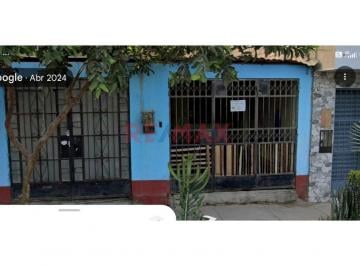 Casa · 120m² · 2 Dormitorios · 1 Estacionamiento · Venta de Casa Como Terreno en Puente Piera Frente a Parque